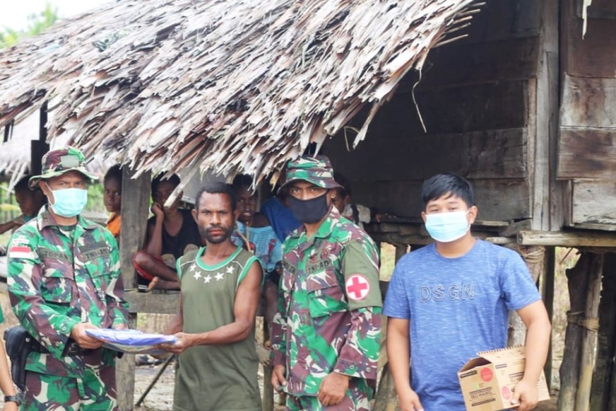 Satgas Yonif 312/KH bagikan kelambu ke warga di perbatasan RI-PNG