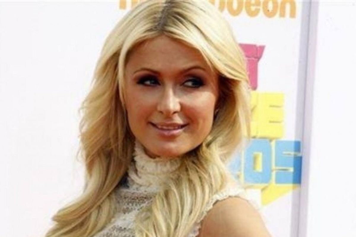 Paris Hilton tunangan dengan Carter Reum