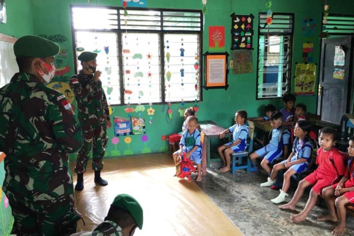 Satgas Yonif 312/KH mengajar siswa TK Cenderawasih di perbatasan RI-PNG