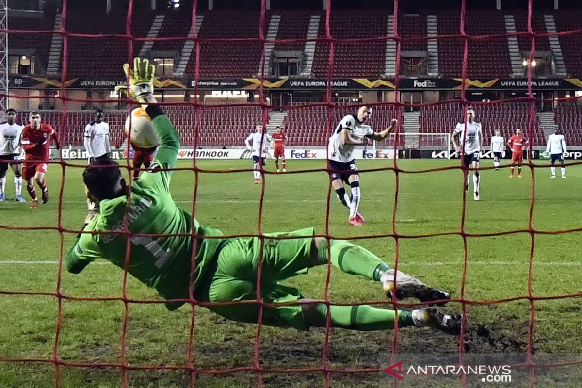 Penalti Borna  Barisic amankan kemenangan 4-3 Rangers di kandang Antwerp