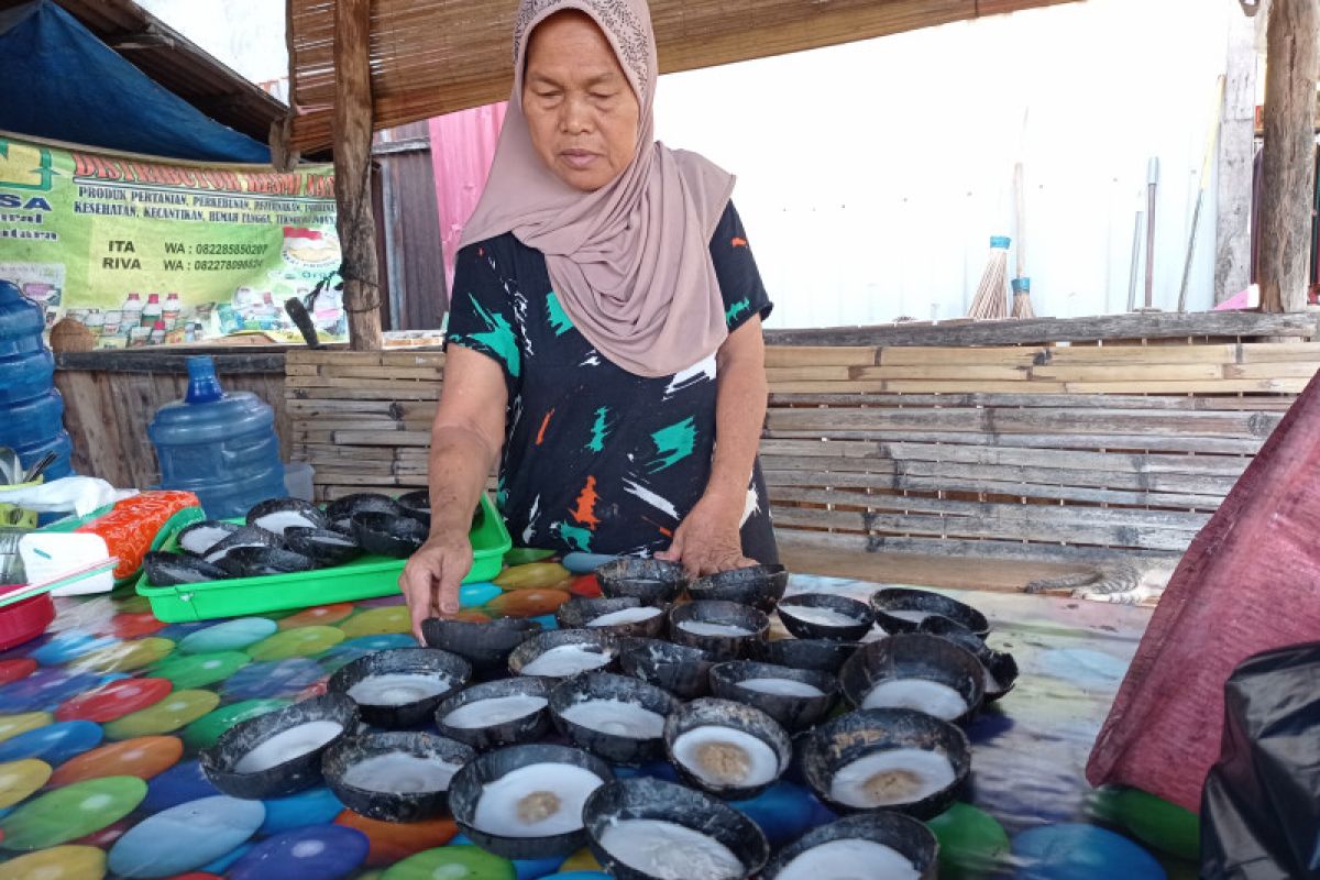 Jajanan Minang kue mangkuk tetap bertahan saat pandemi COVID-19