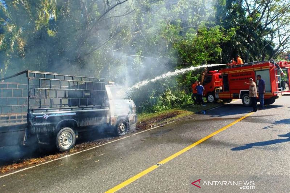 Mobil pengangkut alat resepsi nikah terbakar di Nagan Raya