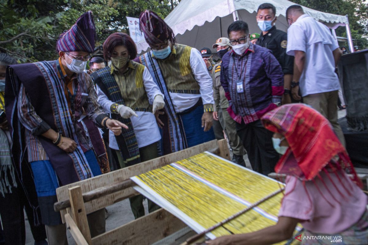 Ulos Silahisabungan usung konsep bahan pewarna alami