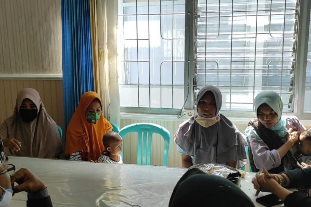 Rusak atap gedung pabrik tembakau, empat emak-emak dan dua bocah di Lombok Tengah di penjara