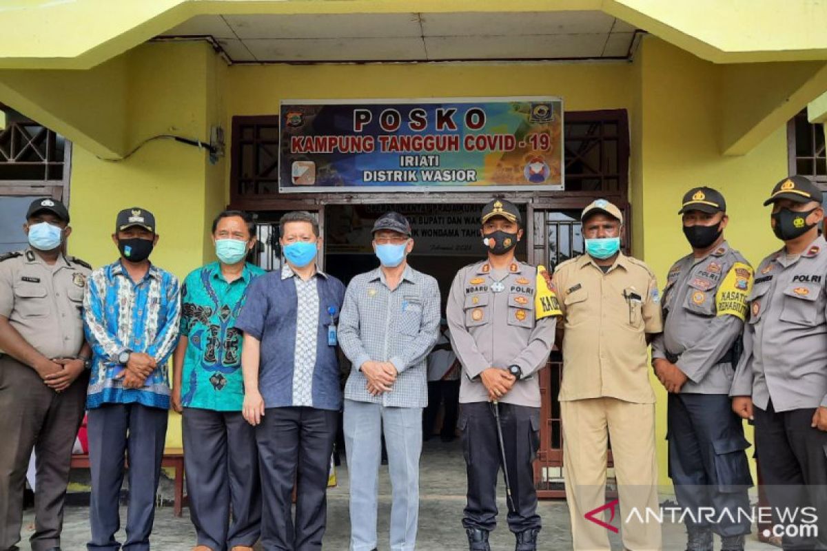 Kepolisian Wondama jadikan kampung Iriati kampung tangguh COVID-19