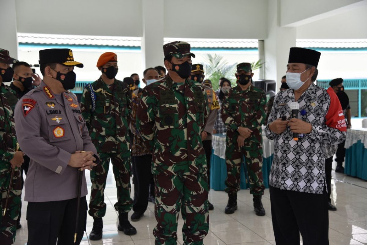 Panglima TNI dan Kapolri meninjau Posko PPKM Maguwoharjo Sleman