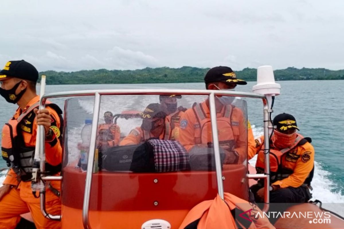 Tim SAR belum menemukan nelayan hilang dihantam ombak di Pulau Kaledupa