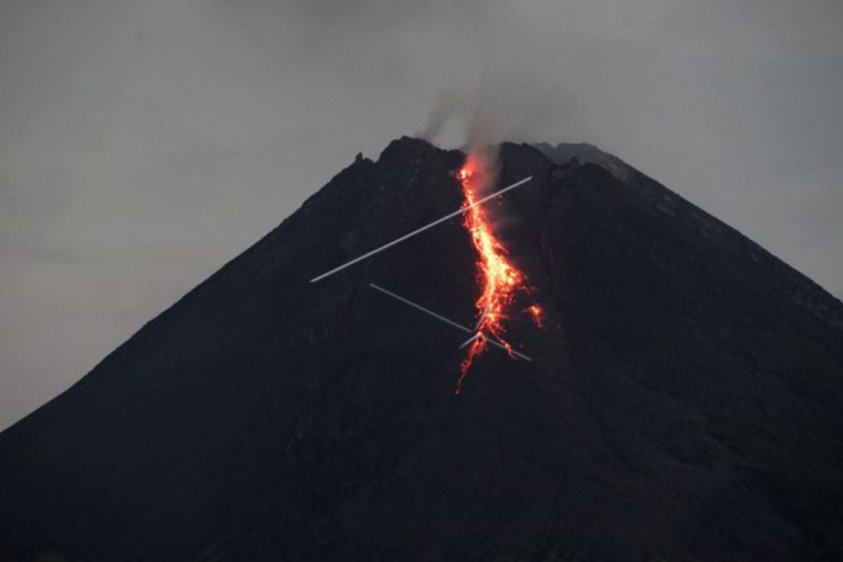 Gunung Merapi meluncurkan guguran lava pijar 1.000 meter
