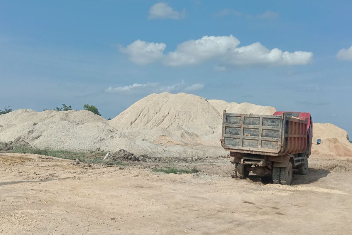 Begini jawaban KSOP Dumai tentang aktivitas pelabuhan bongkar pasir batu