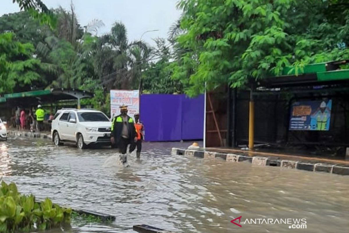 Jalan Letjen Suprapto Jakarta Pusat sempat tergenang banjir