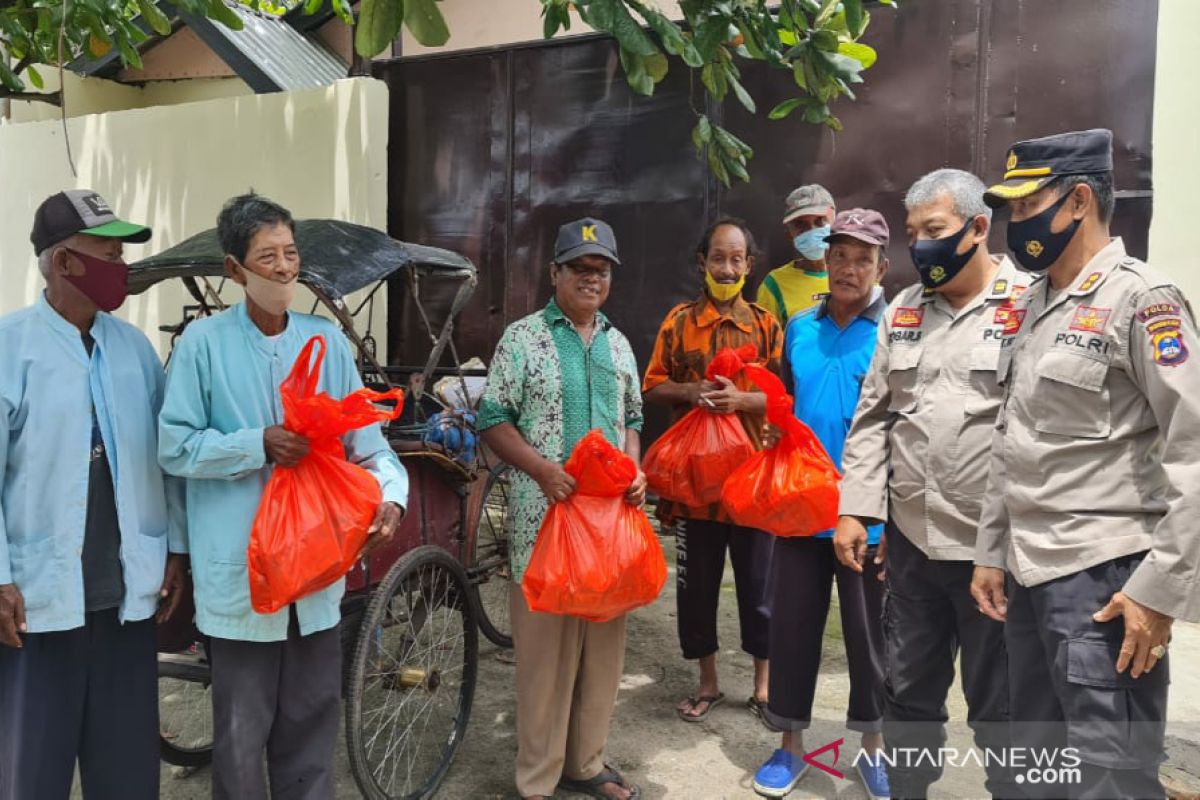 Ditbinmas Polda Kalsel bagikan sembako untuk penarik becak