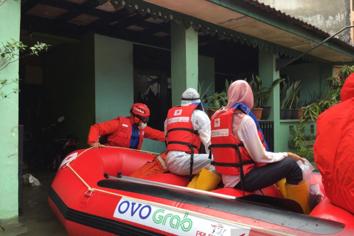 Relawan PMI Kota Bekasi lakukan evakuasi pasien COVID-19 dari kepungan banjir