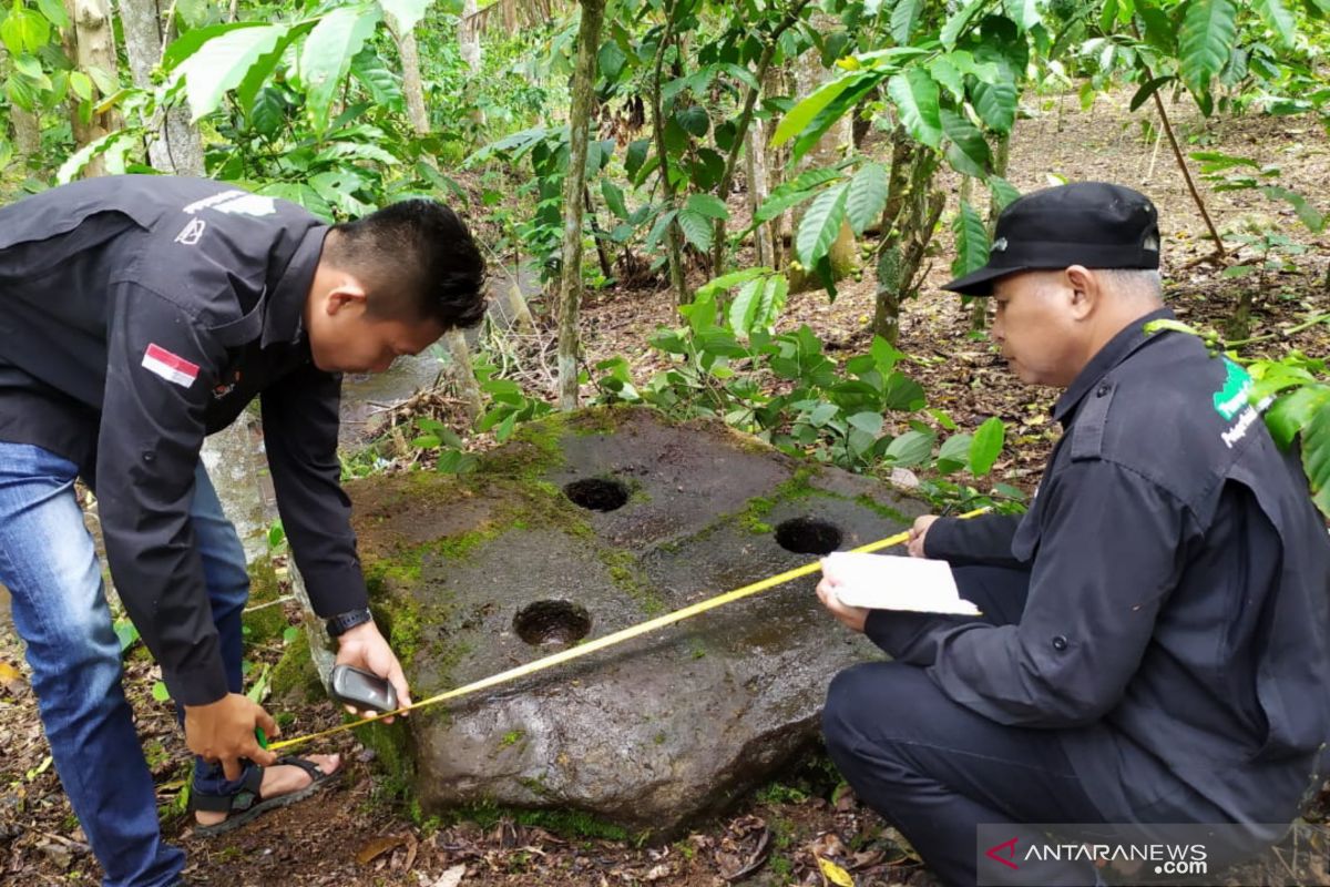 Pegiat kebudayaan di lahat cek temuan lumpang batu masa megalitikum