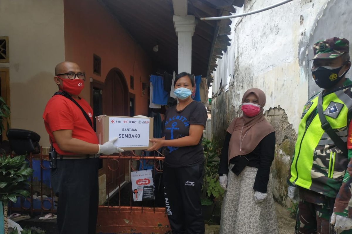 PMI distribusikan paket bantuan untuk pasien COVID-19 di Sukabumi