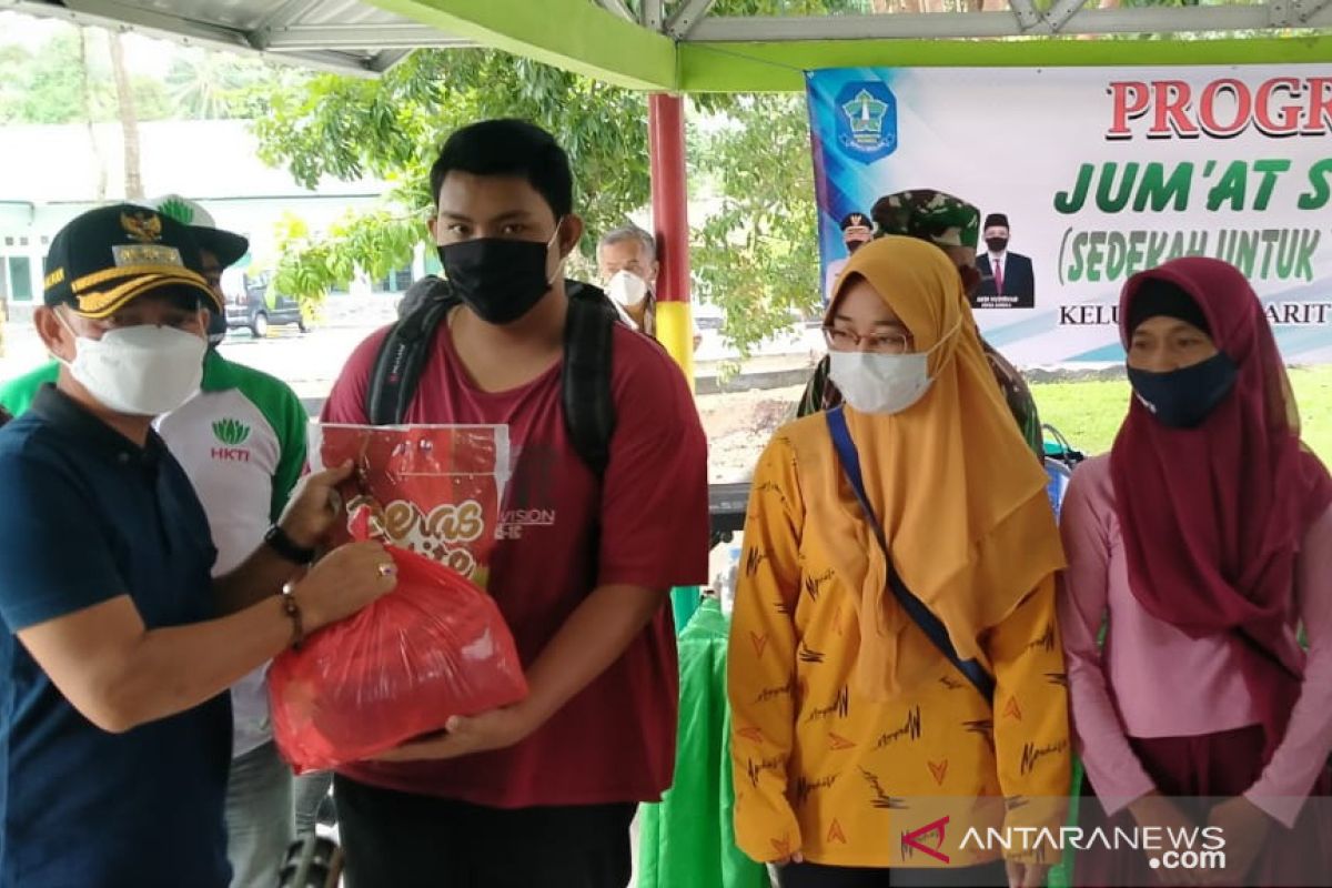 Bupati Bangka salurkan bantuan paket sembako di Kelurahan Parit Padang