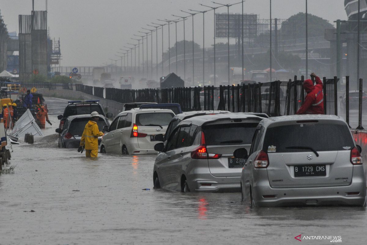 Jakarta Metropolitan Police redirect traffic in Jakarta amid flooding