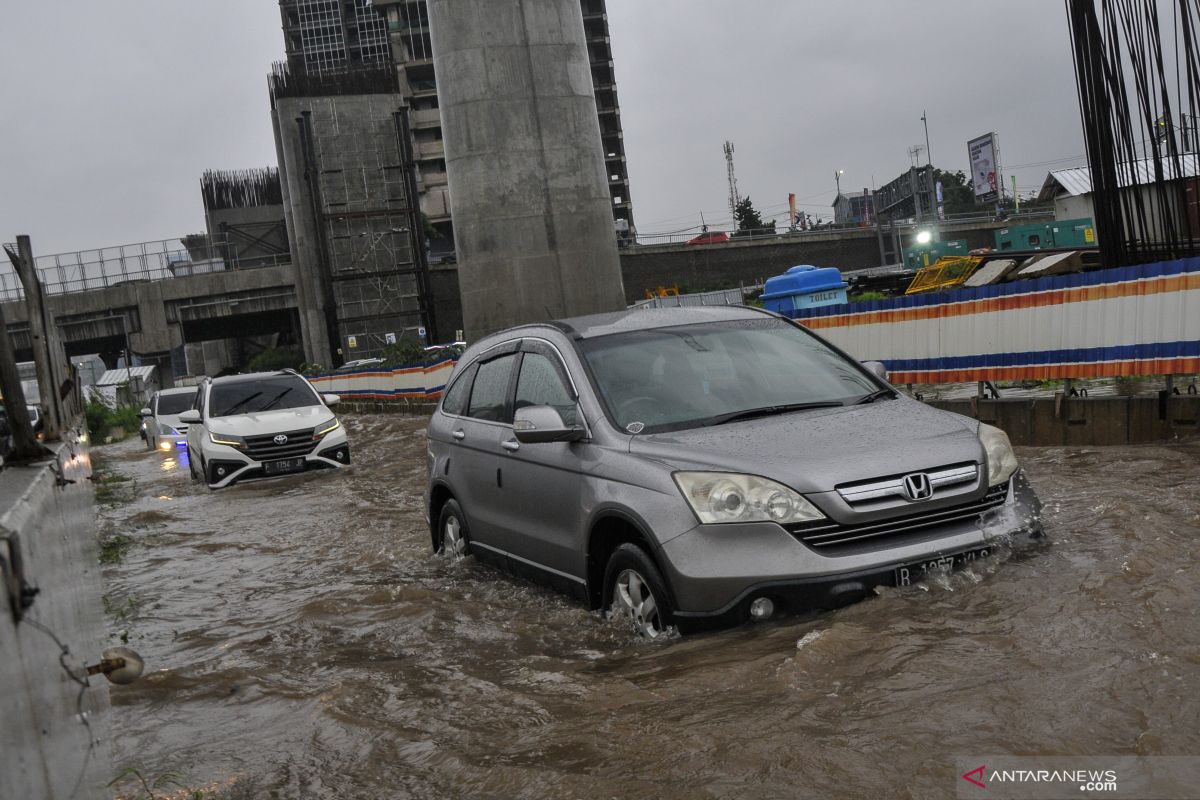 Genangan air akibatkan lalu lintas  di Tol Japek padat