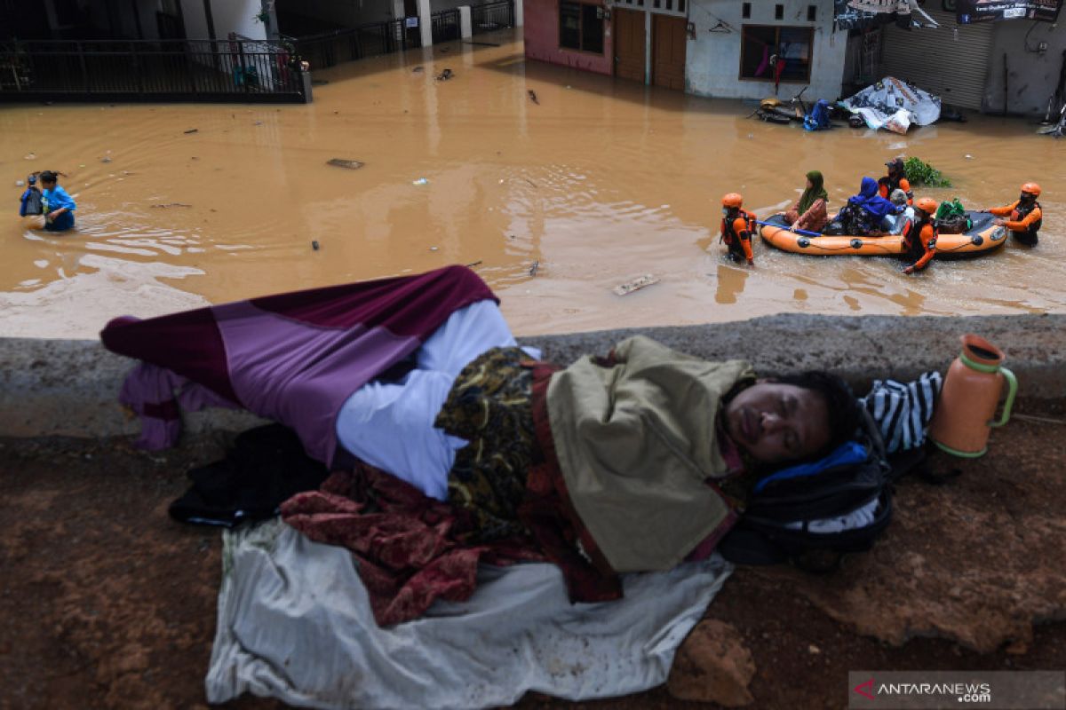 Damkar kerahkan 20 pompa sedot banjir di Cipinang Melayu