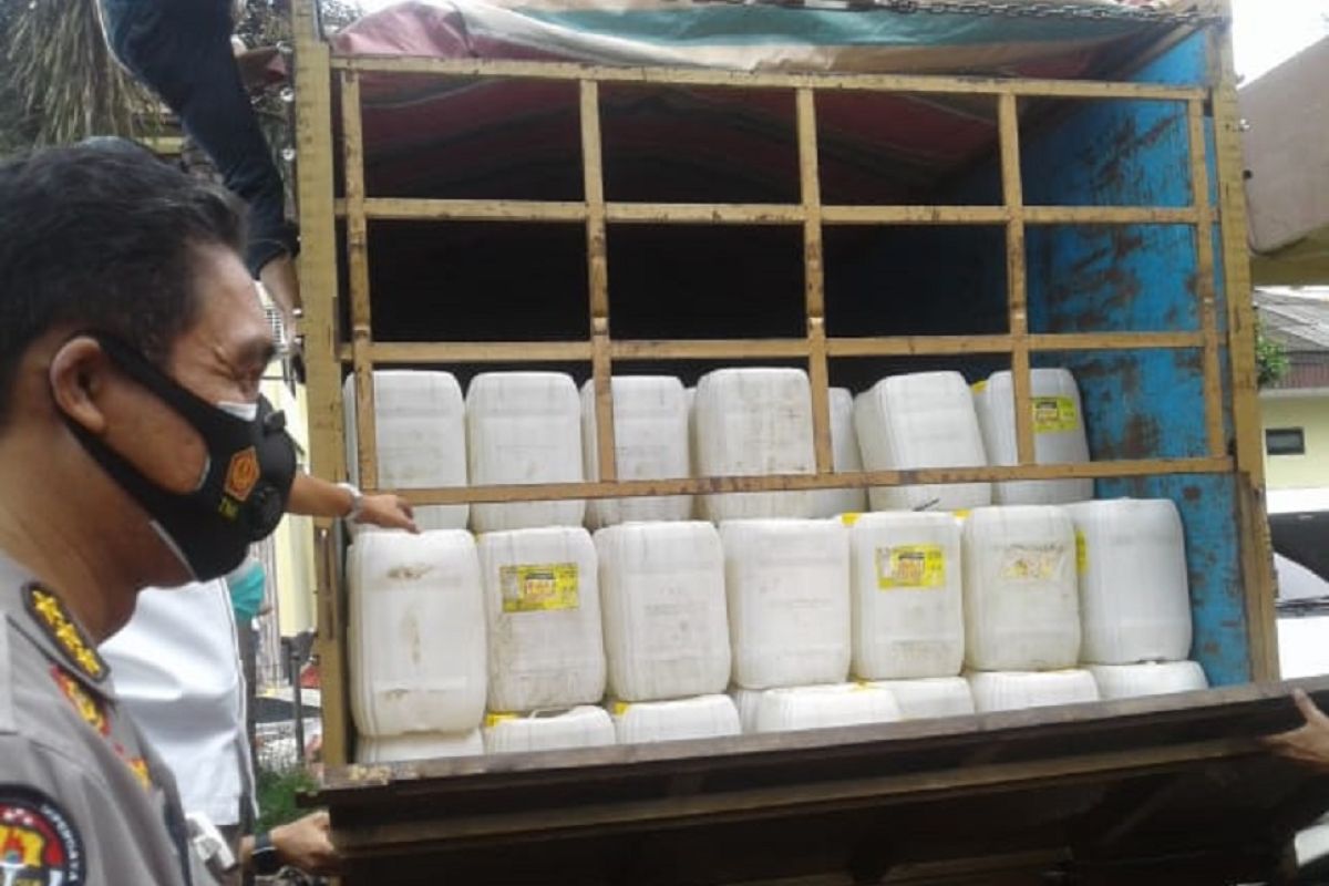 Polda Sulut menggagalkan pengiriman 8.280 liter Cap Tikus ke Manokwari