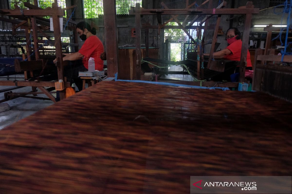 Pemkot Denpasar ajak generasi milenial gunakan tenun Endek (video)