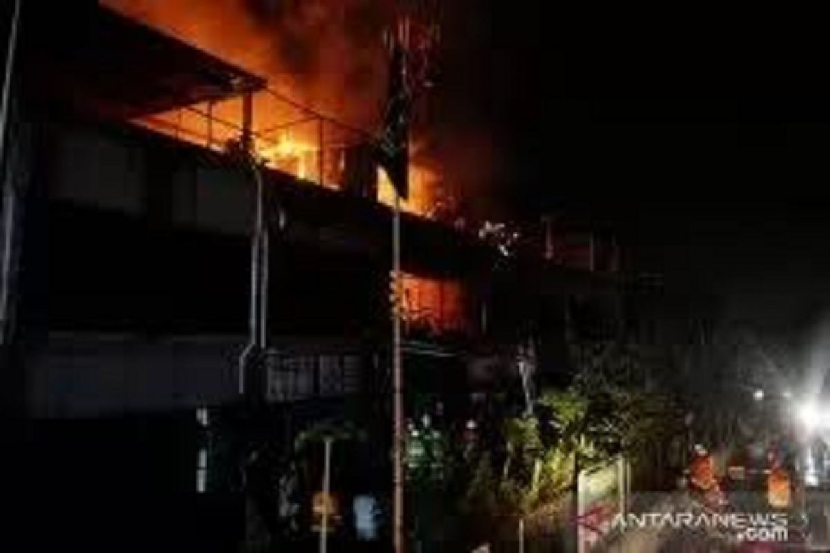 Kebakaran tujuh rumah toko di Singkawang, satu korban meninggal, tiga luka