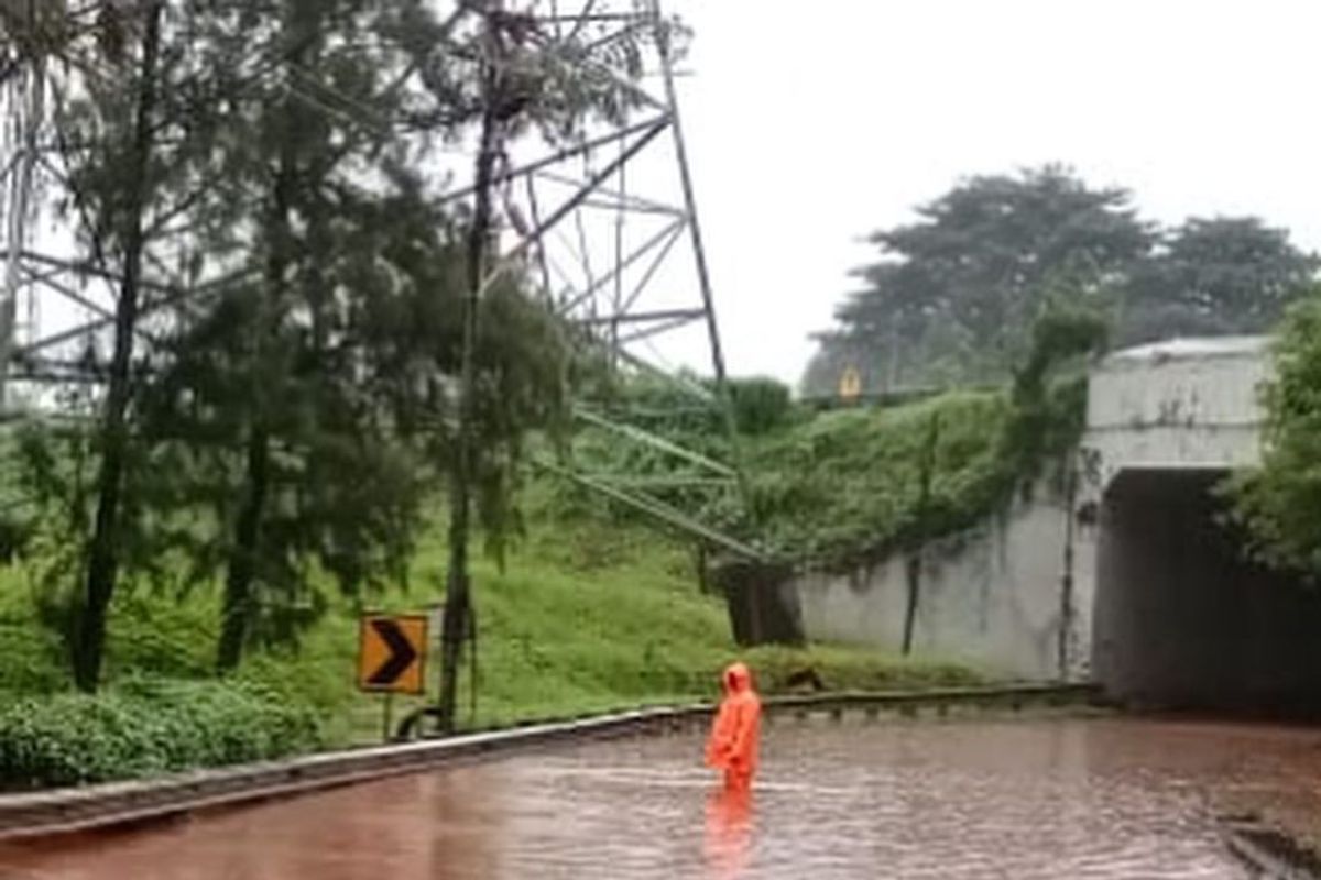 Jakarta Metropolitan Police redirect traffic in Jakarta amid flooding