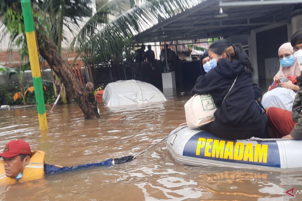 Kabar bencana, penghuni indekos di Pondok Jaya X diungsikan akibat banjir 1,5 meter