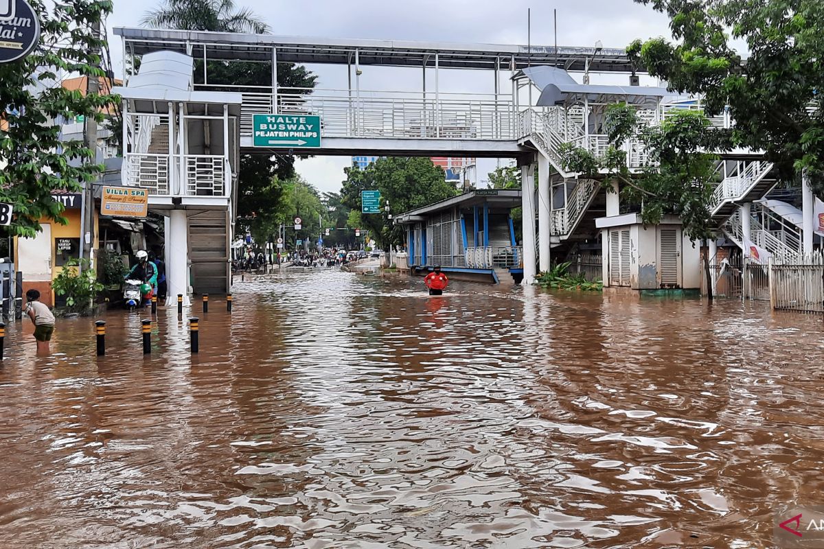 Jalan Buncit Raya menuju Ragunan tertutup banjir