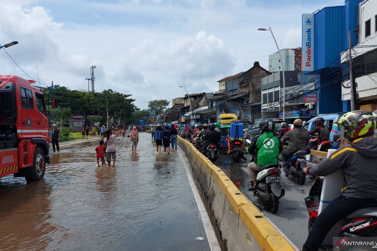 Jalan Jatinegara Barat tersendat akibat banjir