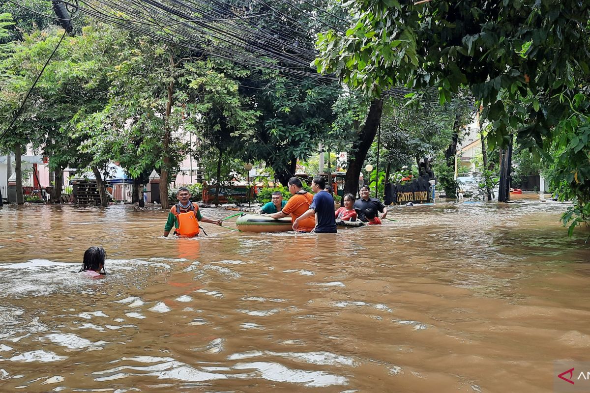 Kantor Kelurahan Bangka dikepung banjir setinggi 1,5 meter