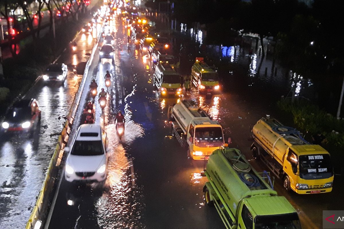 Jalan Sudirman juga masih banjir hingga Sabtu malam