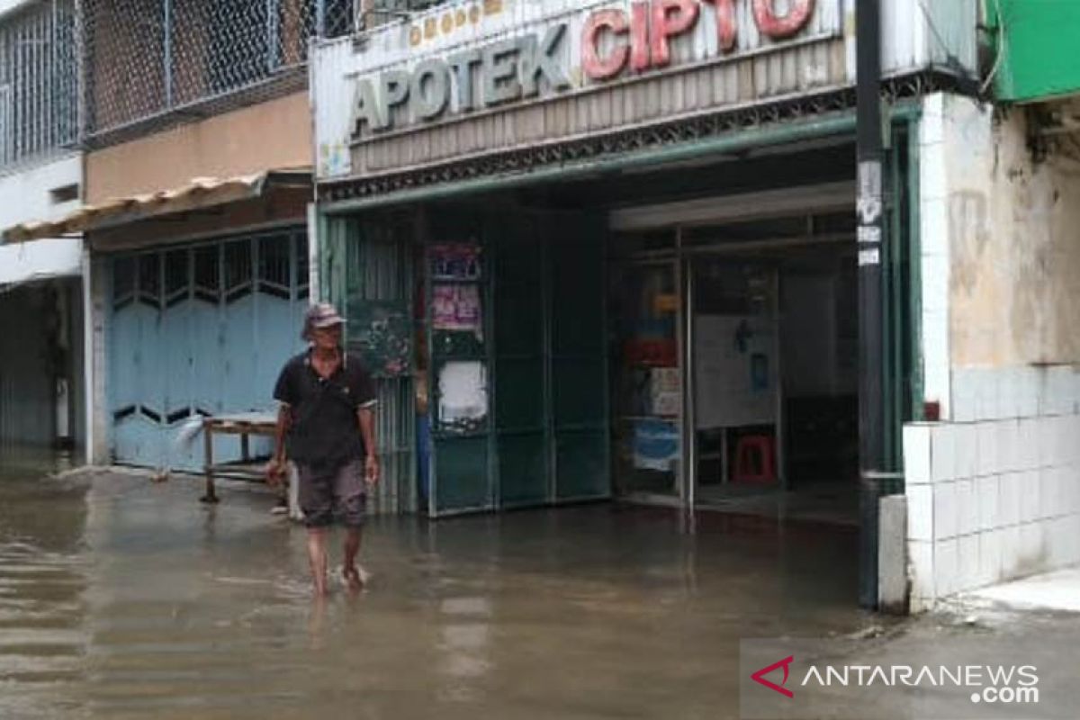 Sejumlah ruko di Teluk Gong tutup karena banjir