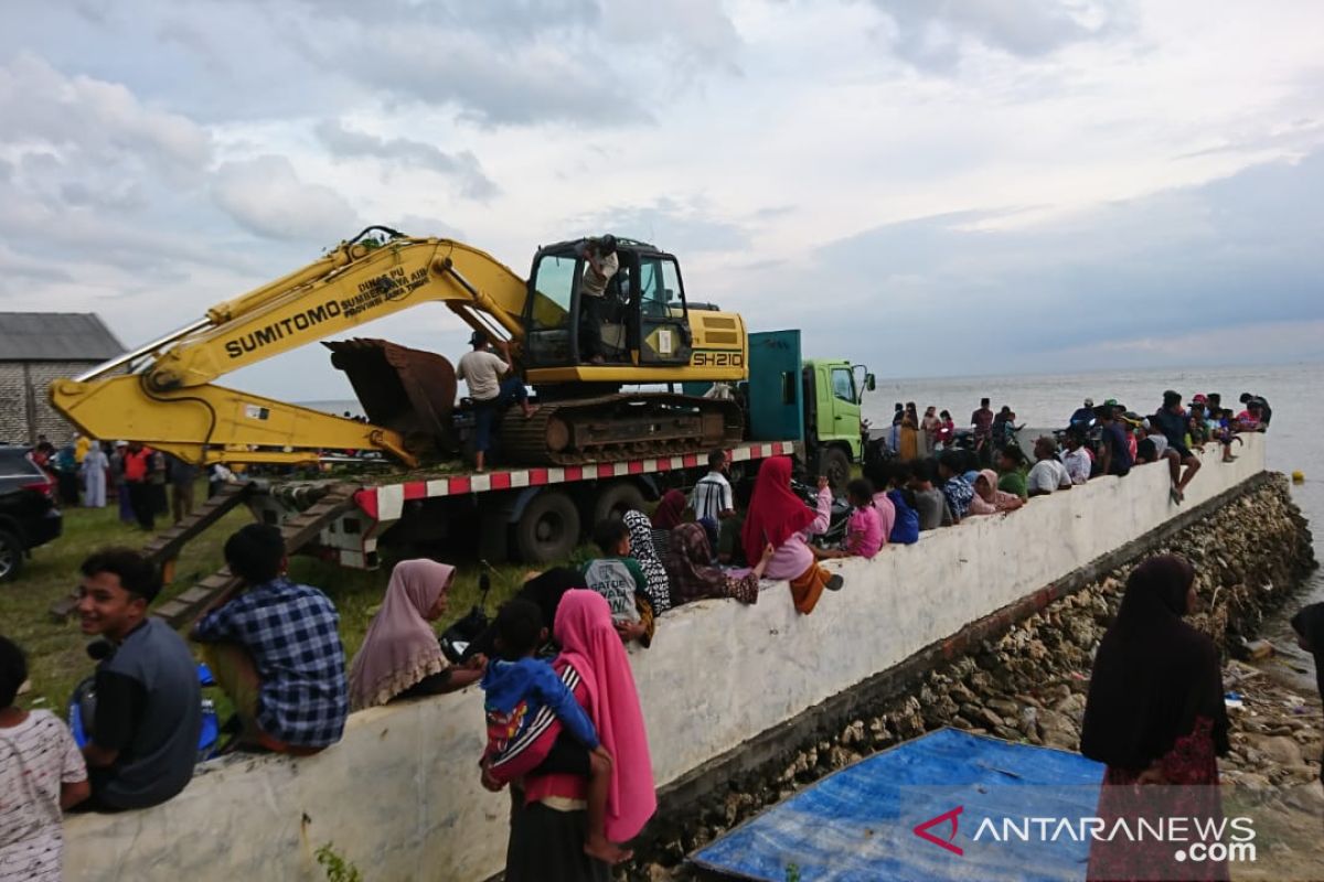 Gas metan di perut paus yang mati di Madura dibuang sebelum dikubur