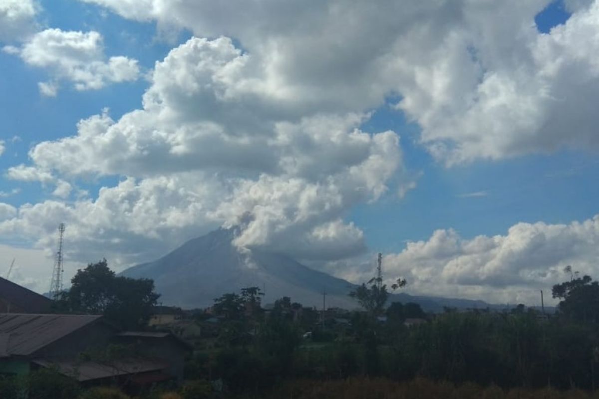 Guguran abu Sinabung teramati dengan jarak luncur 1.000 meter