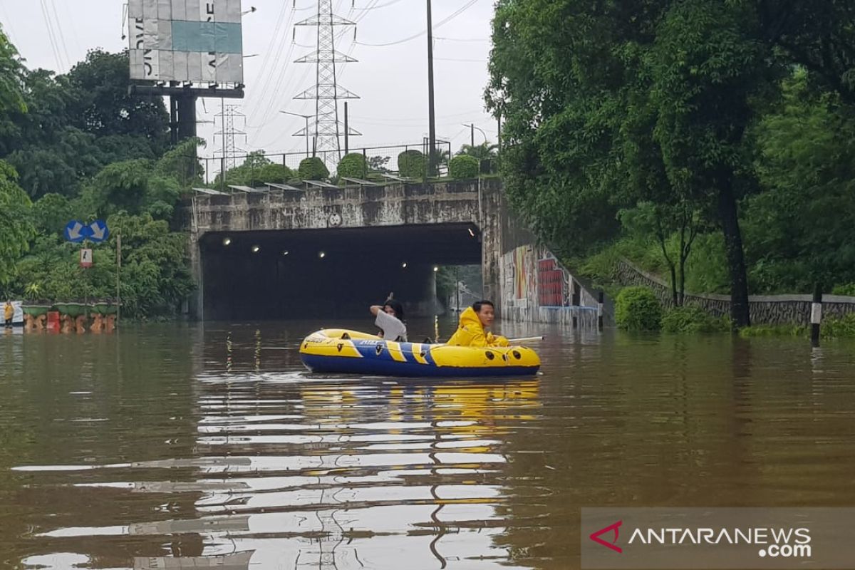 Petugas alihkan arus kendaraan di Jalan DI Panjaitan Jakarta akibat banjir