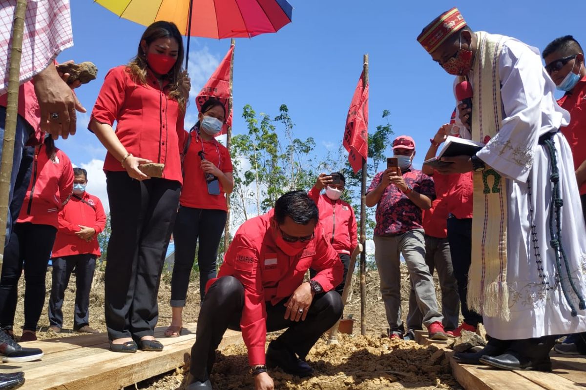 Pembangunan Kantor DPC PDIP Kapuas Hulu dimulai