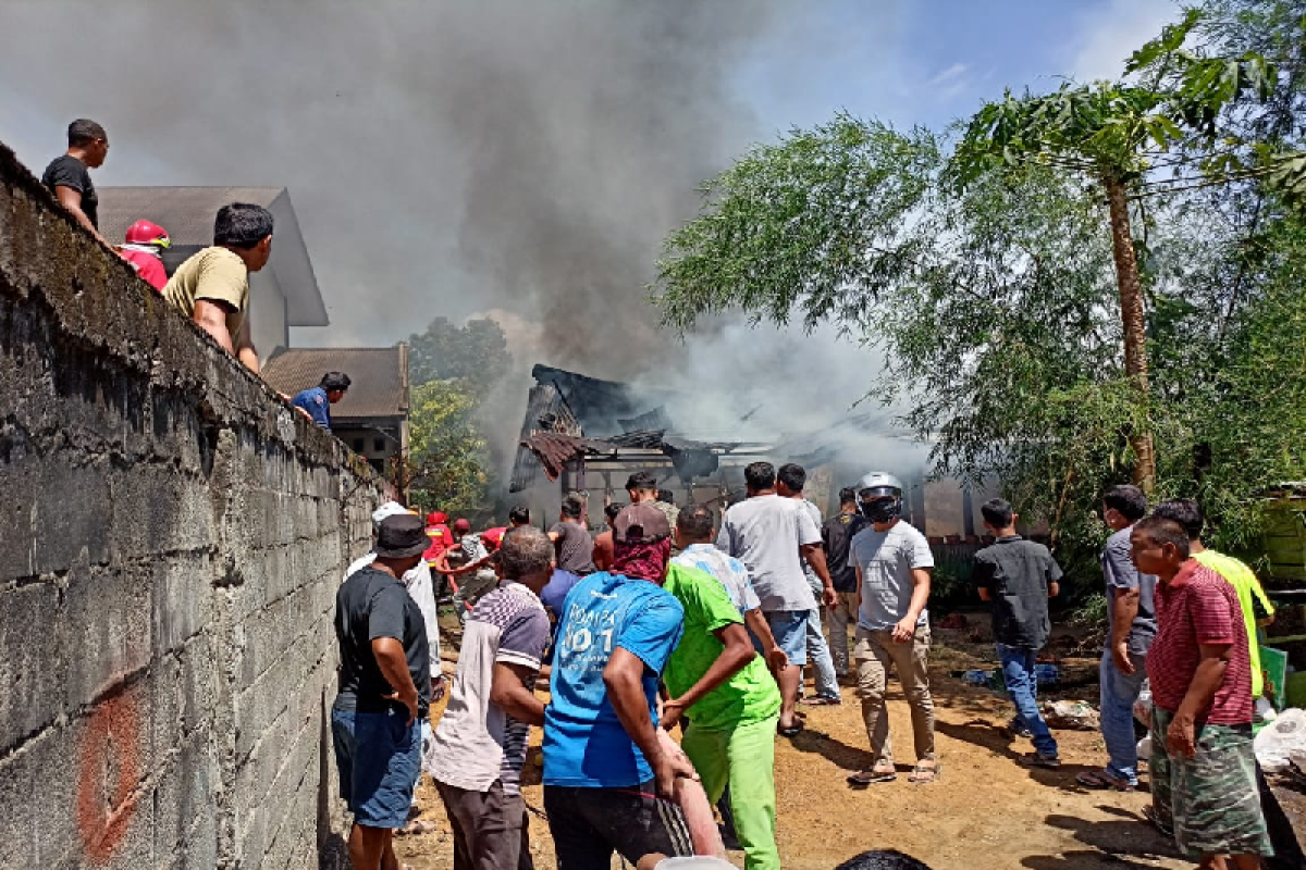 Dua unit rumah permanen di Banda Aceh hangus terbakar