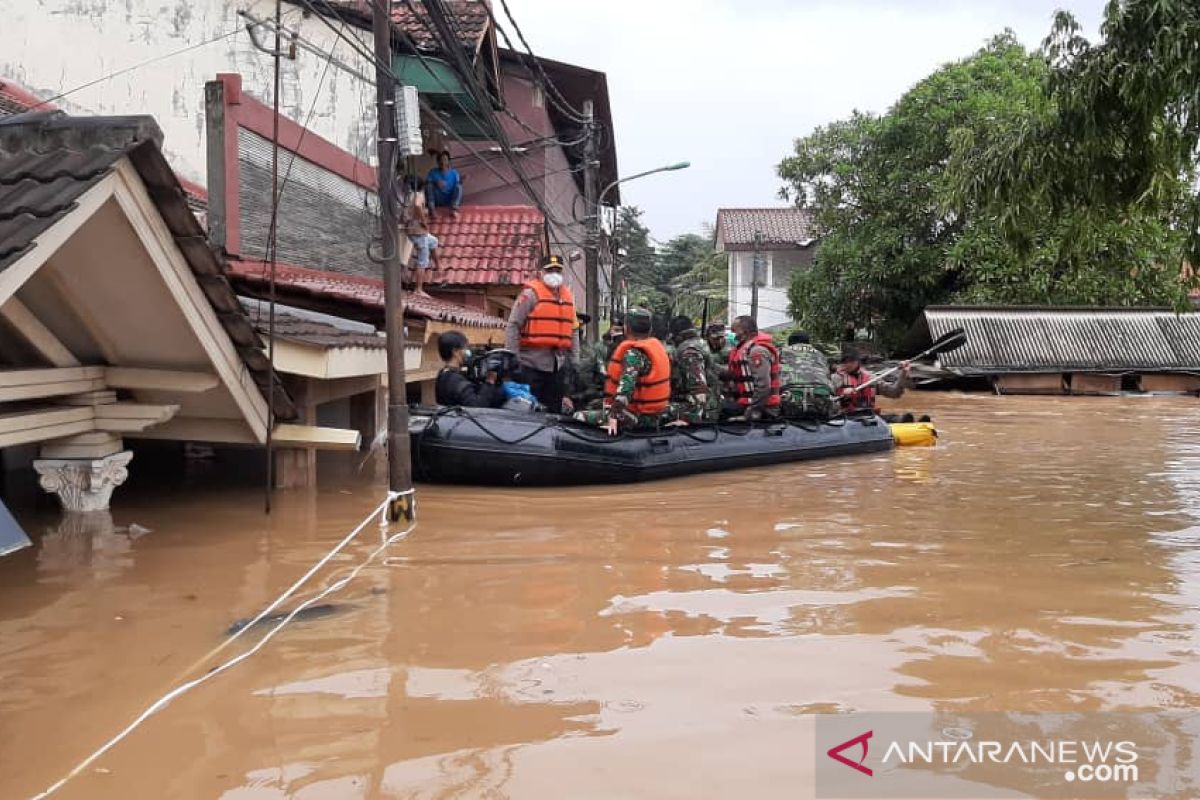 300 kepala keluarga di Cipinang Melayu dievakuasi akibat banjir setinggi 4 meter