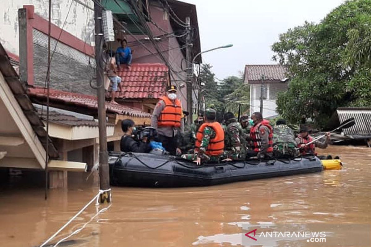 300 kepala keluarga di Cipinang Melayu dievakuasi akibat banjir