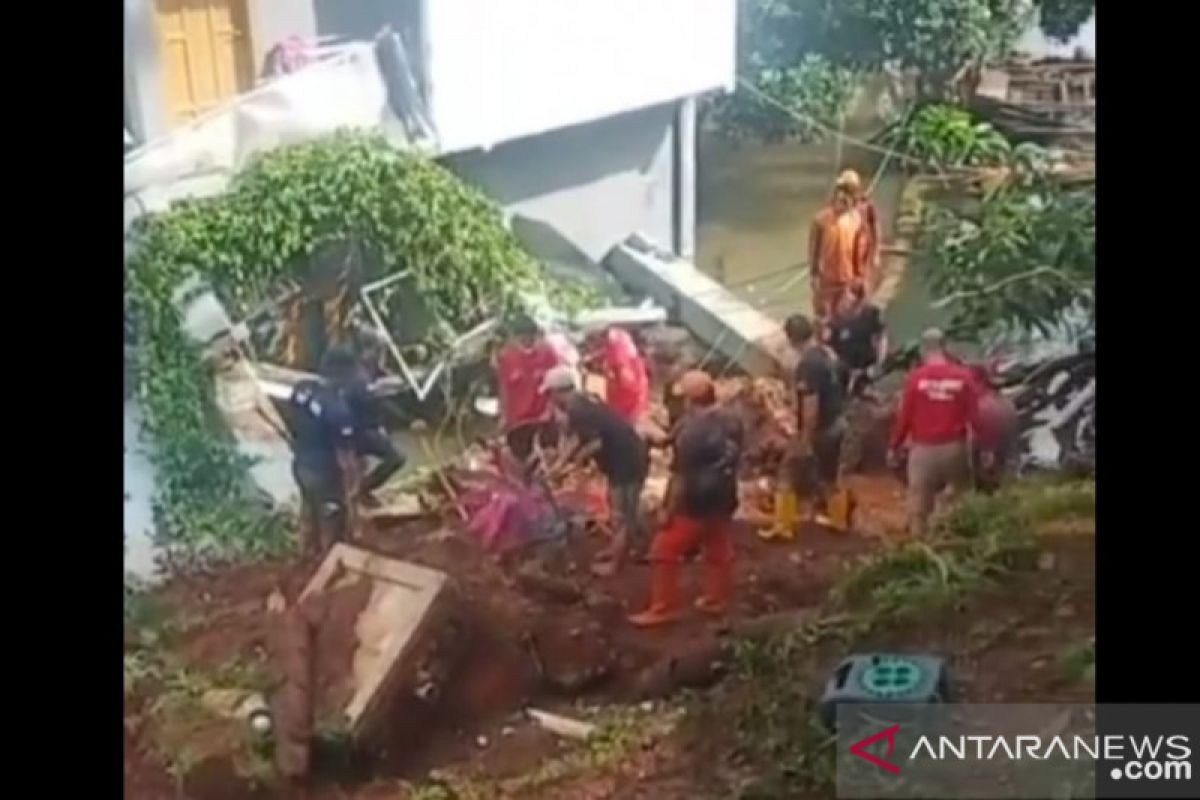 Tanah longsor timpa sejumlah rumah di Kemang Timur