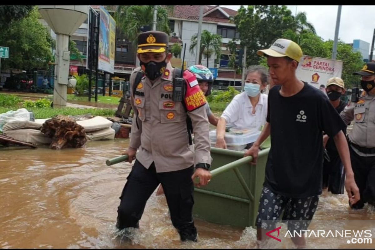 Ini aksi heroik Kapolsek Kembangan angkut nenek lintasi banjir