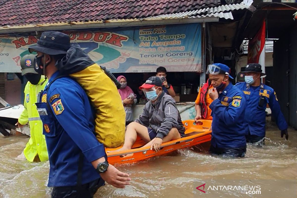 Jadwal berobat, petugas evakuasi warga gagal ginjal dari banjir
