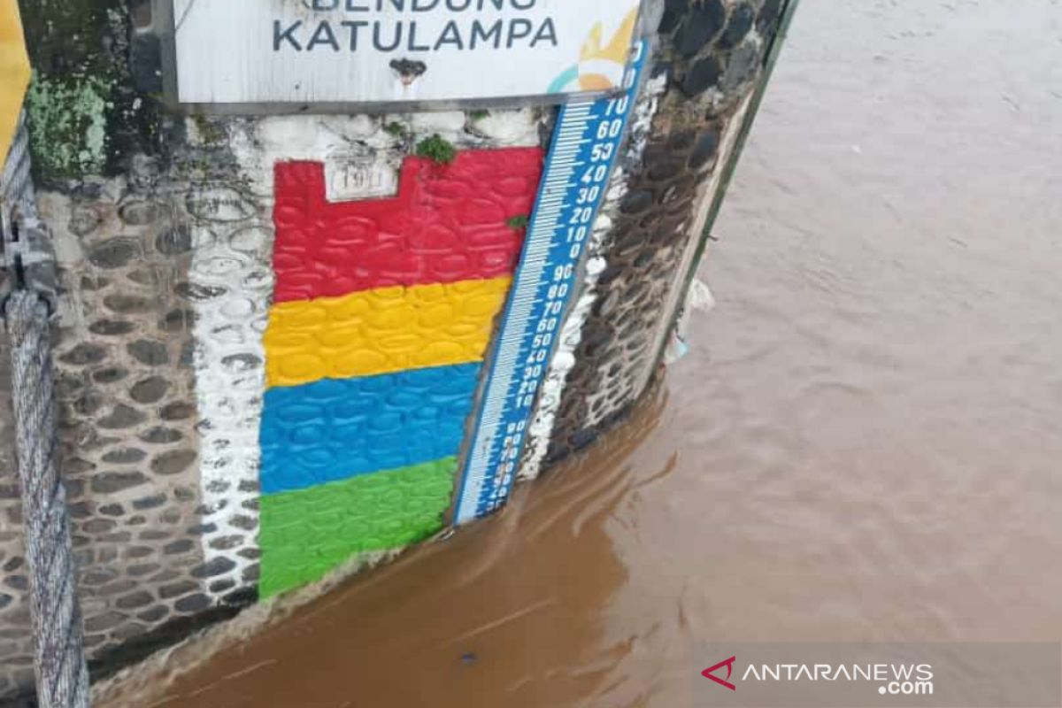 Hujan deras guyur Jakarta, pintu air Pulogadung siaga tiga