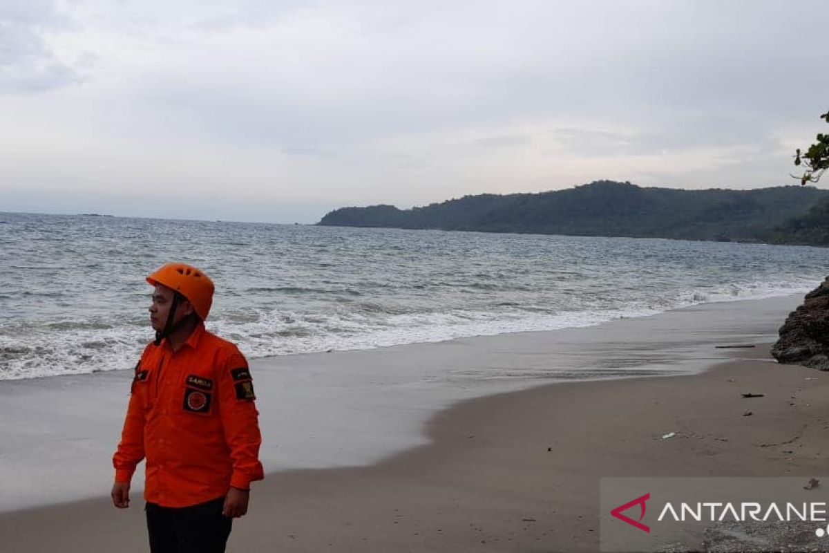 Tim SAR perluas area pencarian korban tenggelam laut di Sukabumi