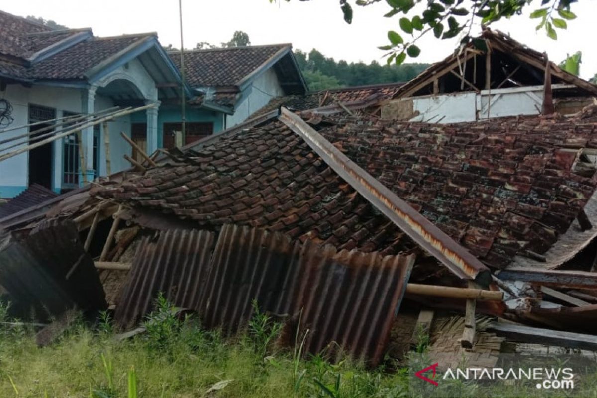 Bencana pergerakan tanah di Ciherang Sukabumi semakin masif