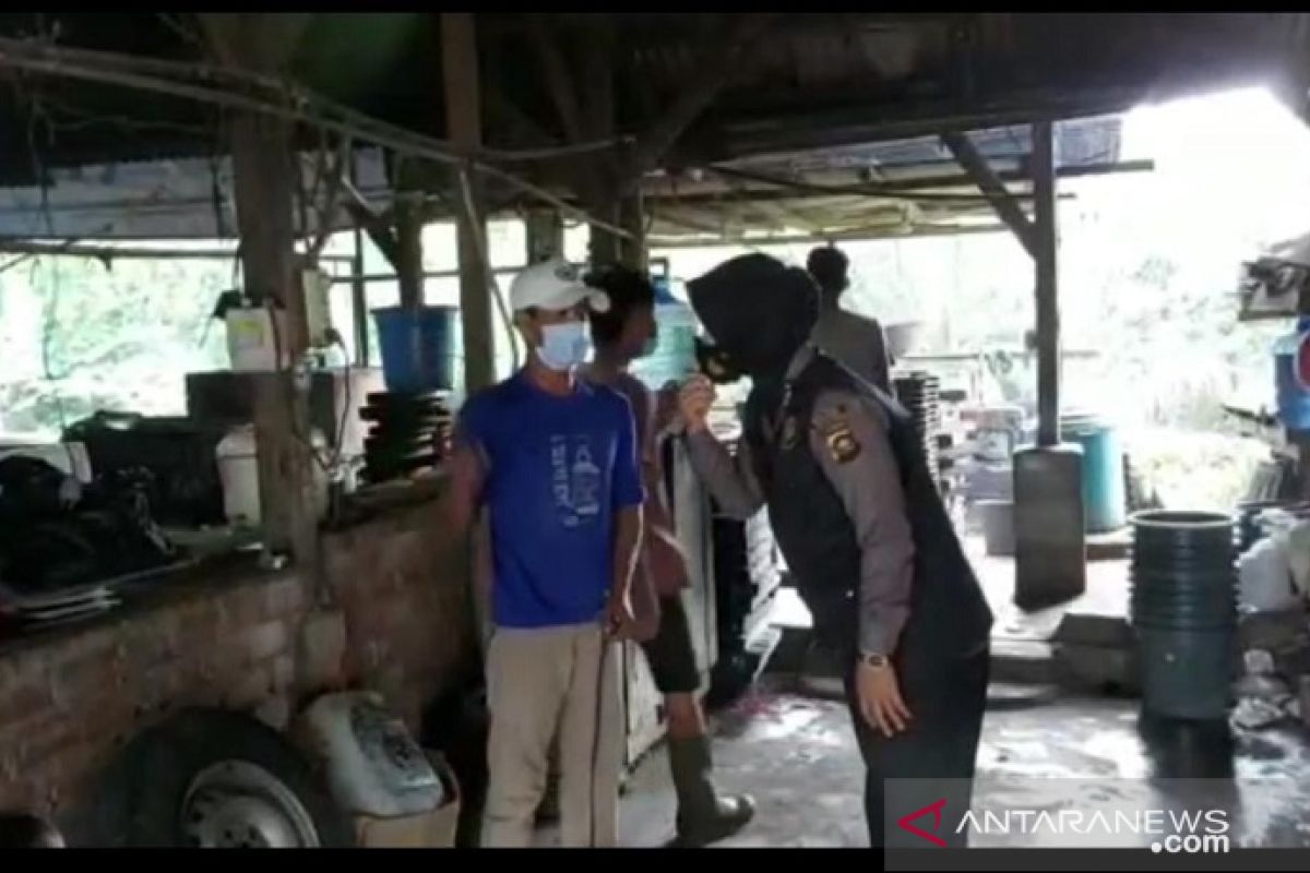 Srikandi Polres Merangin bagikan masker sambil belajar pengolahan tahu