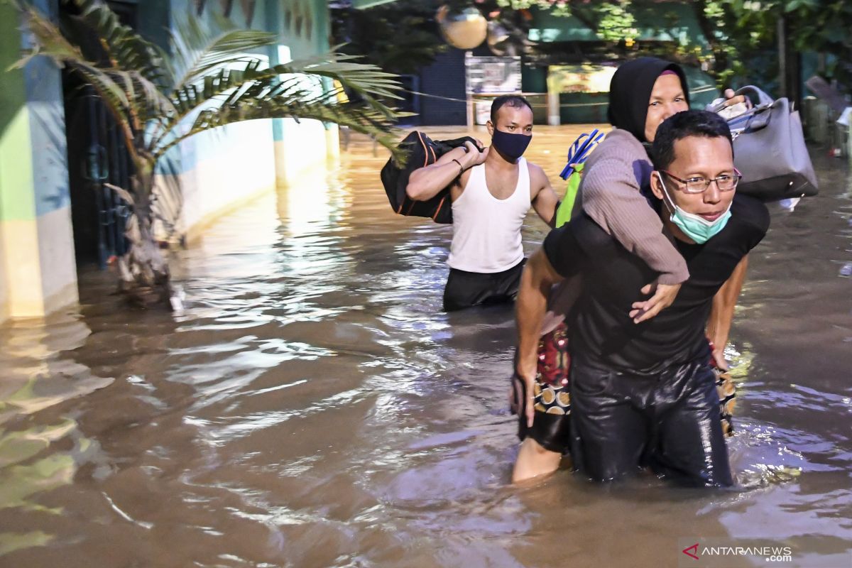 Beberapa pengungsi banjir di DKI Jakarta positif COVID-19