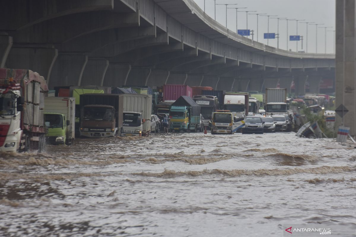 Kemarin, penanganan banjir di tol hingga perpanjangan PPKM mikro