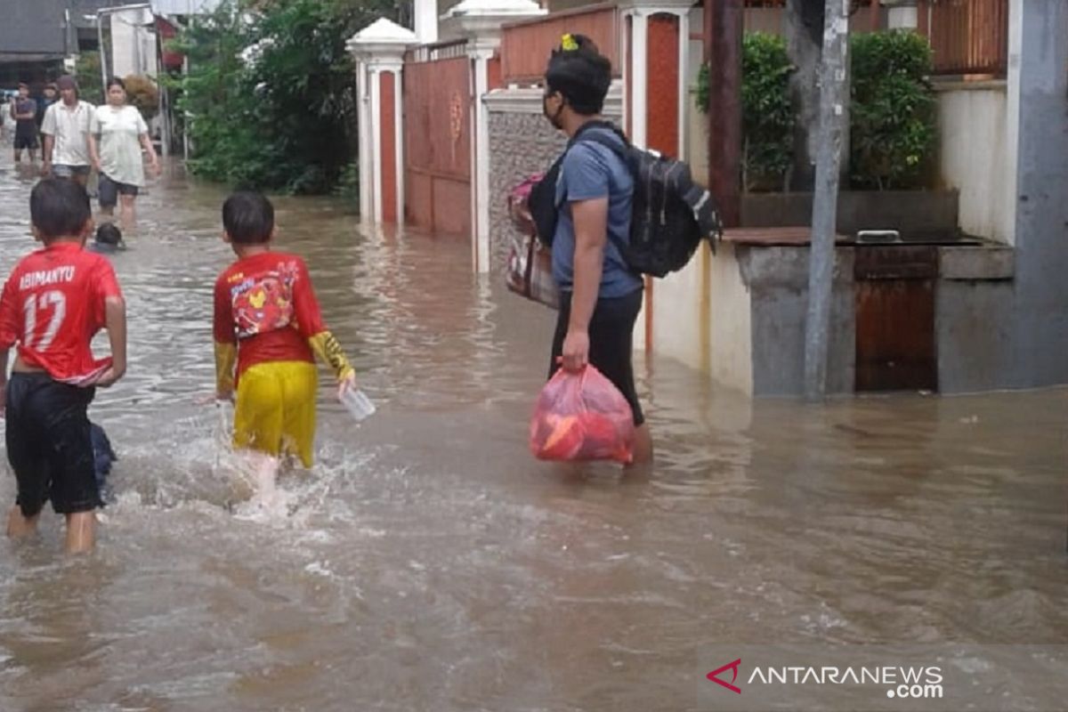 Arief imbau warga tak terdampak banjir tidak keluar rumah