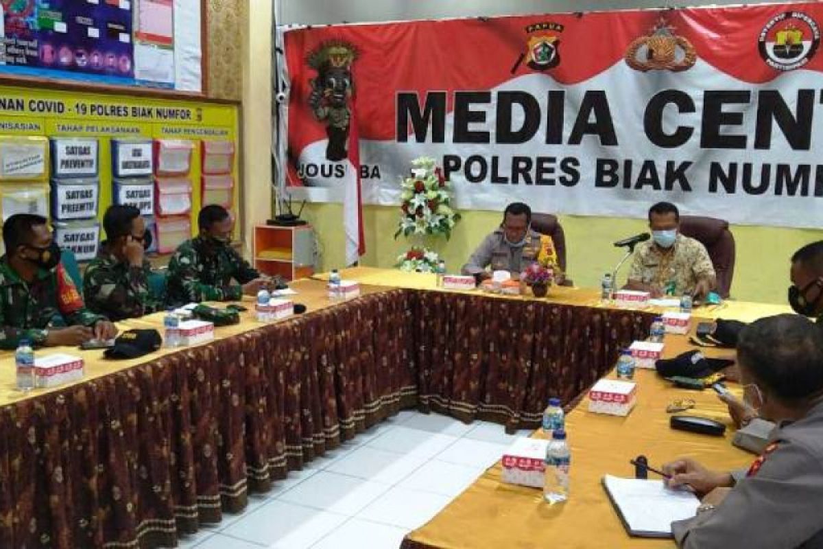 TNI/Polri bahas  penerapan PPKM di Kampung Insrom Biak Numfor